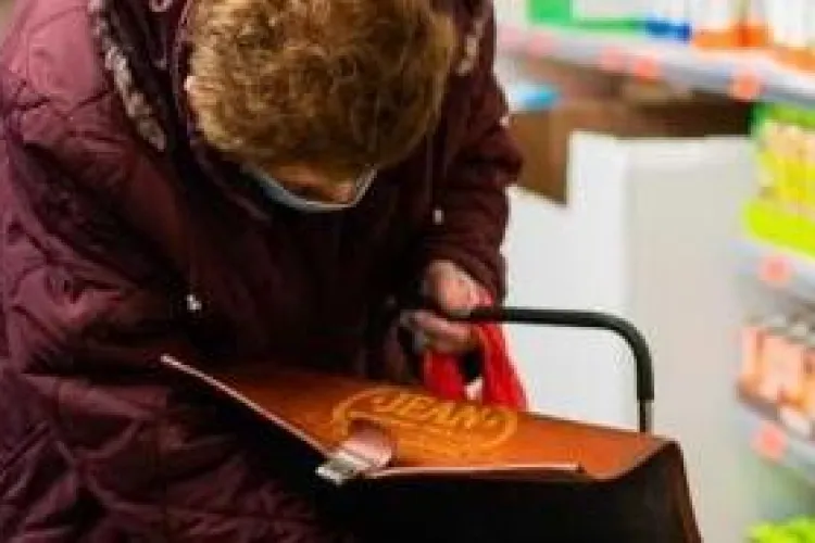 Jaf penibil în Cluj-Napoca. Hoții au furat mezelurile și legumele unei bătrâne 