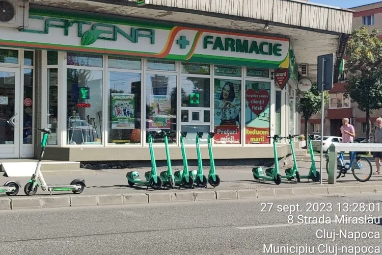 Primăria Cluj-Napoca nu respectă propriul regulament de folosire a trotinetelor. Sunt parcate în bătaie de joc față de taxiuri - FOTO