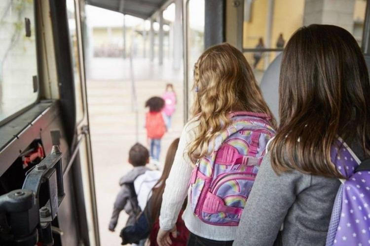Copiii dintr-o comună clujeană merg la școală cu ce pot: „Microbuzul școlar e defect. Păcat de comuna noastră, ne merităm soarta!”