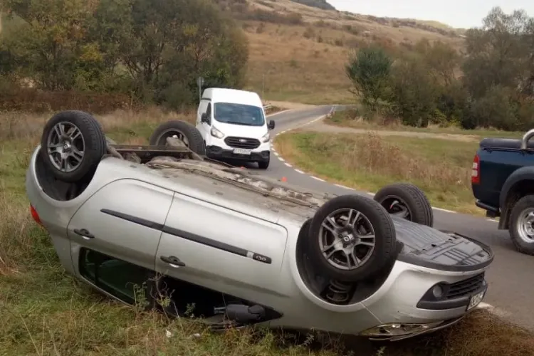 Mașină răsturnată pe varianta Florești - Donath. Un bărbat a fost consultat de echipajul SMURD