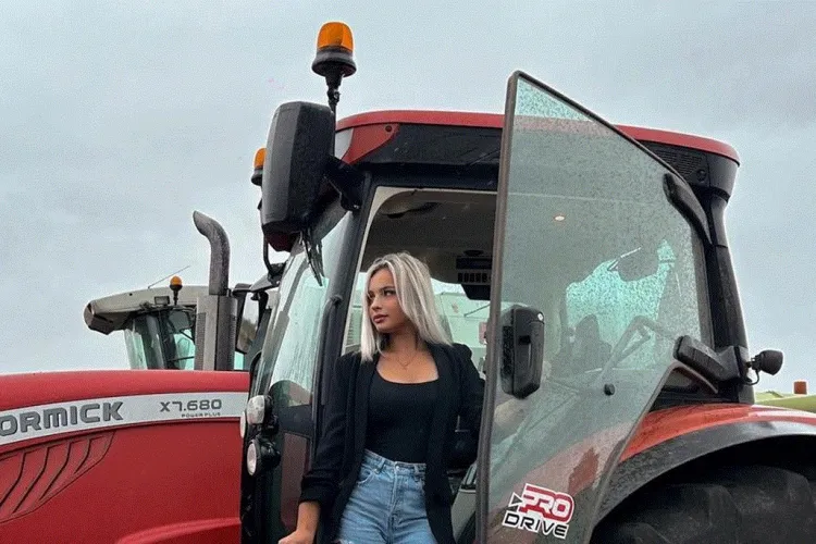 Ea e cea mai frumoasă tractoristă din România! Munca nu e rușinoasă: Știu să folosesc în mare parte toate utilajele - FOTO