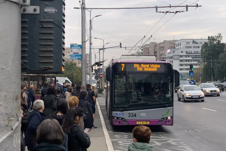 Cluj - Toți elevii din zona metropolitană, care învață în Cluj-Napoca, vor călători gratuit cu autobuzele Companiei de Transport Public Cluj