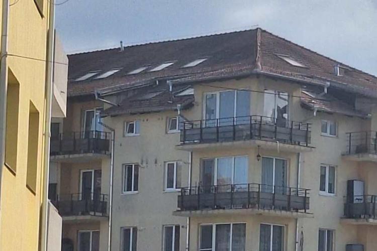 Umblatul pe acoperiș, noua „distracție” a tinerilor din Florești: „Cine ar trebui chemat, pompierii sau poliția?” - FOTO