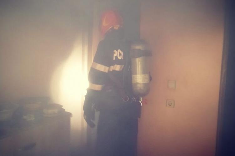 Locatarii unui bloc din Cluj s-au alertat noaptea trecută! Un frigider defect a luat foc