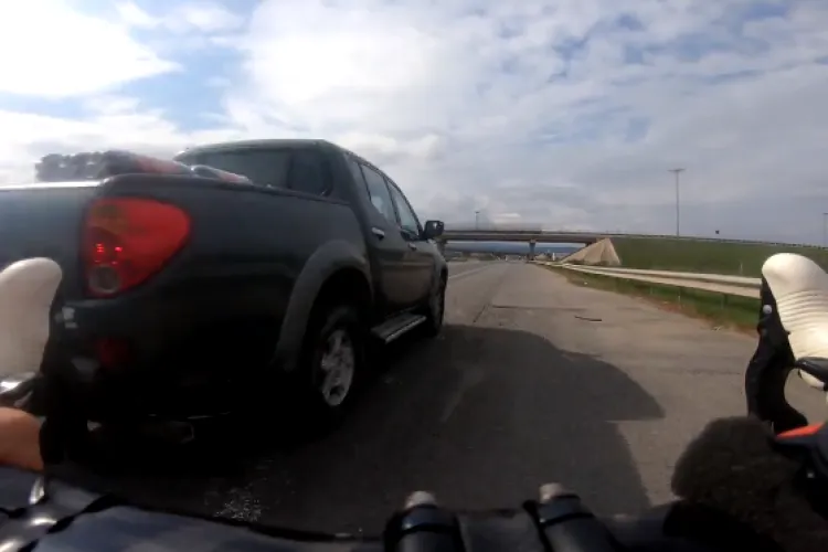 Un biciclist a fost la un pas de moarte, după ce un bombardier clujean a făcut o depășire criminală - VIDEO