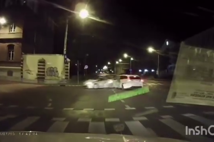 Accidentul din Piața Cipariu filmat LIVE de pe altă mașină! Un Uber s-a lovit cu un Bolt, ca în filmele cu prosti - VIDEO