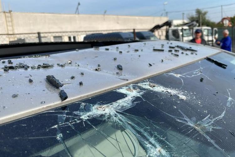 ”Doreii” de la Serviciul de ridicări de la Primăria Cluj-Napoca, au distrus mașina unei clujence: ”Au scăpat-o de pe platformă!”