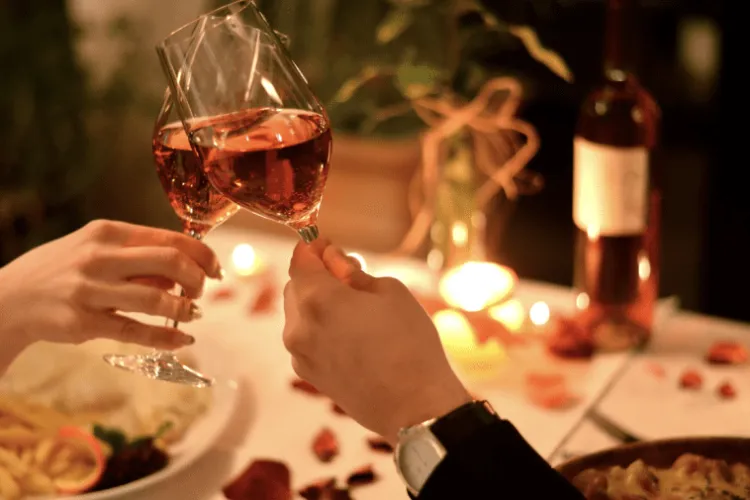 Bucureștenii, mai generoși decât clujenii. Locuitorii Capitalei sunt dispuși să scoată mai mulți bani din buzunar pentru o cină romantică în oraș