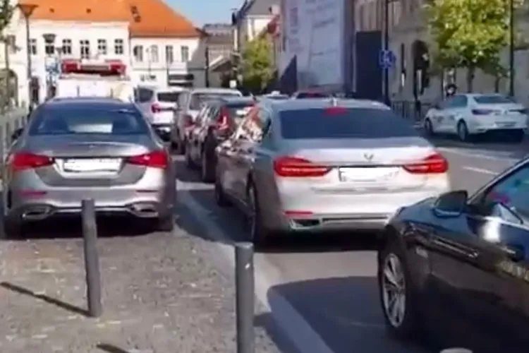Cozi interminabile la parcările din centrul orașului. Șoferii stau și jumătate de oră ca să prindă un loc - VIDEO