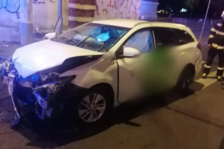 Accident cu două mașini în Piața Cipariu!  O femeie a ajuns la spital