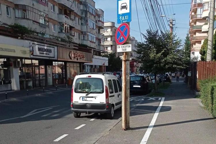 Lucrări a la Cluj: Stand de taxi pe trotuar, cu un stâlp pe mijloc