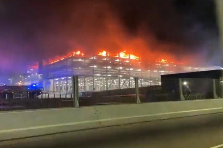 Zborurile Cluj-Luton, anulate! Un incendiu masiv a izbucnit în parcarea aeroportului din Anglia