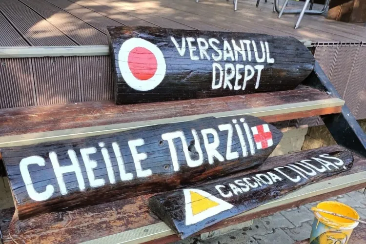 Traseele turistice din Cluj au devenit mai frumoase! S-au recondiționat indicatoarele de semnalizare de la Cheile Turzii  - FOTO
