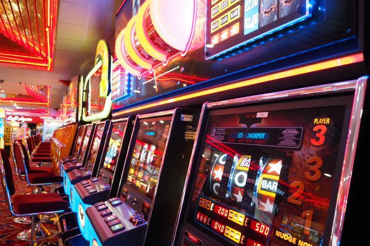 Reformă în jocurile de noroc! Taxe mai mari, spațiu de publicitate mai mic și zero alcool în sălile de jocuri