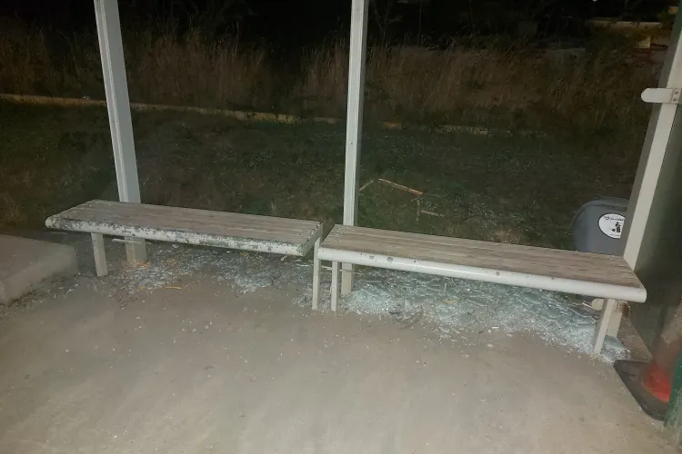 ”Nu merităm nimic frumos!” - Degeaba au montat sticla nouă în stația de bus. Derbedeii au stabilit un nou record - FOTO