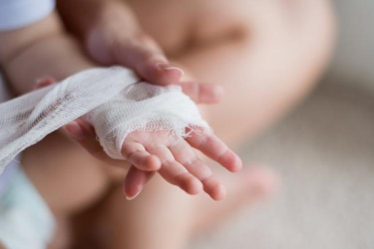 Revoltător! O fetiță de 5 ani a ajuns la spital cu mâna ruptă, medicii din Alba nu și-ar fi dat seama și i-au recomandat unguent pentru durere
