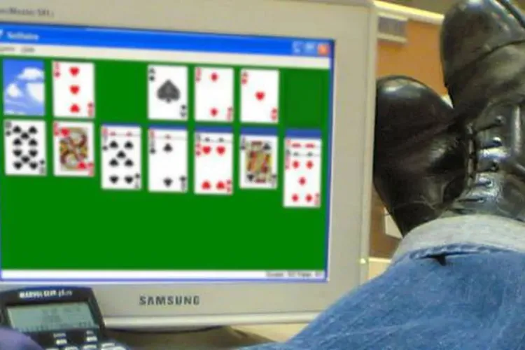 Cine e românul care recunoaşte că stă degeaba la serviciu? ”Nu fac absolut nimic. Toată ziua butonez calculatorul între 6 şi 8 ore”