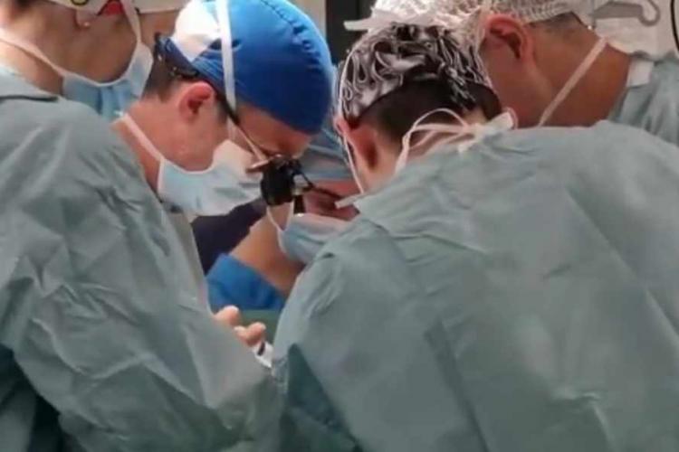 Primul transplant de inimă artificială la un copil din România a fost realizat în premieră la un spital din Ardeal