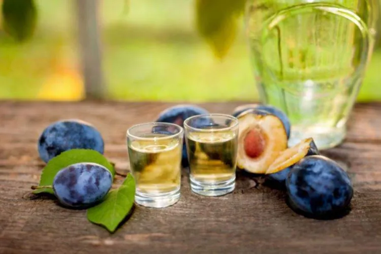 Guvernul vrea să crească amenzile pentru românii care fac ţuică acasă, iar sumele sunt usturătoare