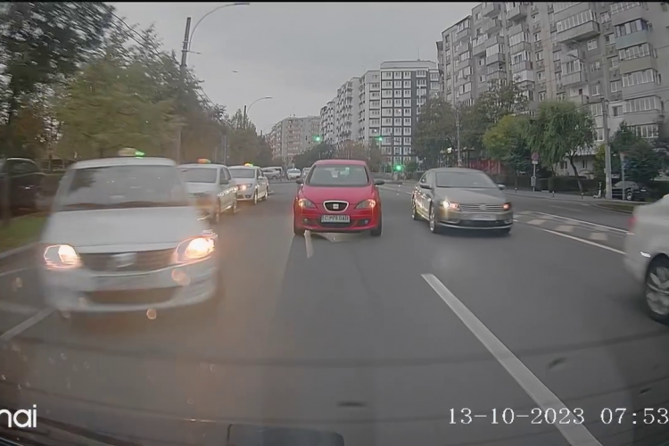 VIDEO  - Un taximetrist adormit a făcut un accident în Mănăștur: ”Ies ca și CTP -ul din stație. Numa captatoarele le lipsesc!”