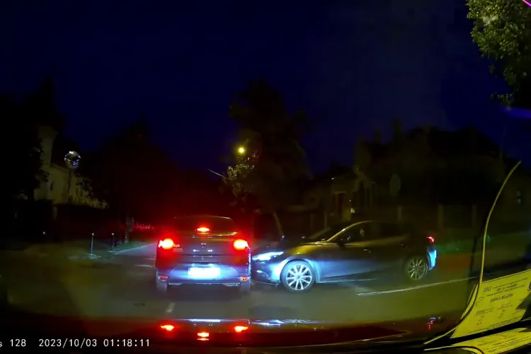 Doi șoferi căpoși s-au ”duelat” într-o intersecție din Andrei Mureșanu. L-a ”bușit” intenționat? - VIDEO