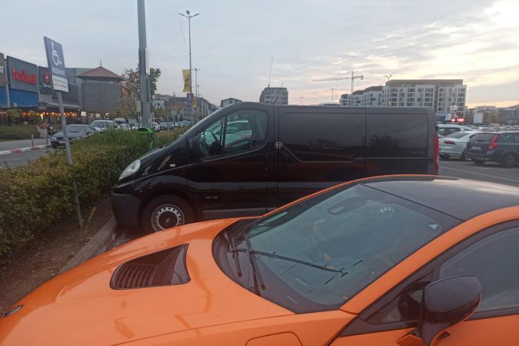 Bolid de zeci de mii de euro parcat pe locul persoanelor cu handicap de la VIVO: ”Bine o duc ăștia!” - FOTO