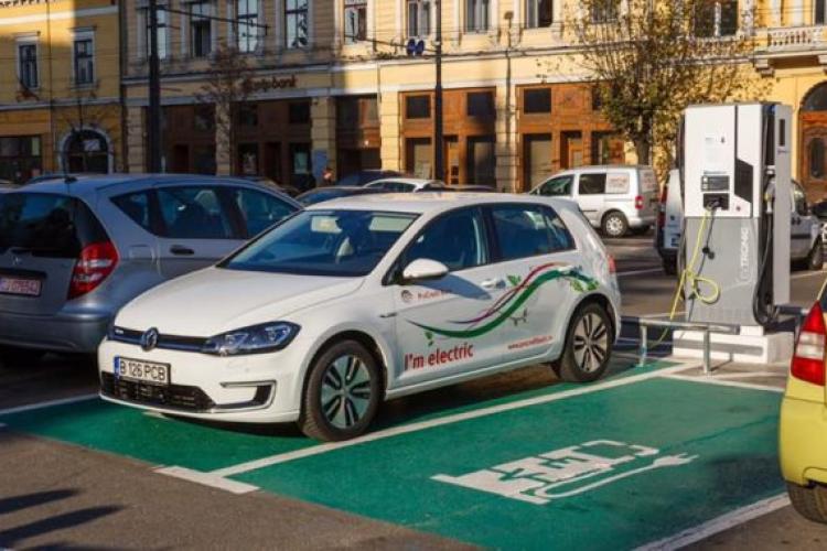 Primăria Cluj-Napoca vrea să anuleze gratuitatea la stațiile publice de încărcare a mașinilor electrice. Politicile verzi sunt costisitoare
