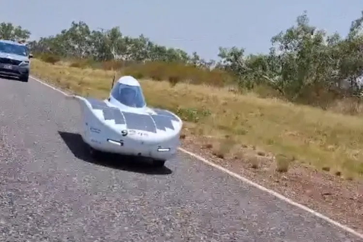 Mașina solară a studenților de la UTCN a mers 300 de km cu succes, la concursul din Australia - VIDEO