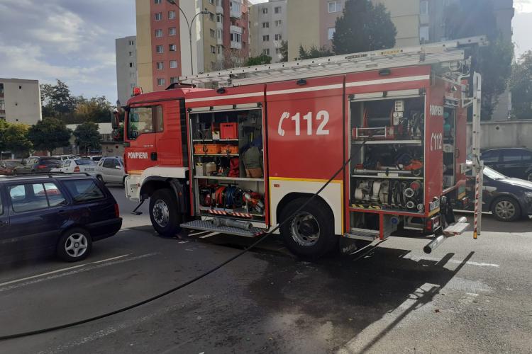 Incendiu la un bloc din Cluj-Napoca! Flăcările ar fi pornit de la focul lăsat aprins de persoane fără adăpost - FOTO