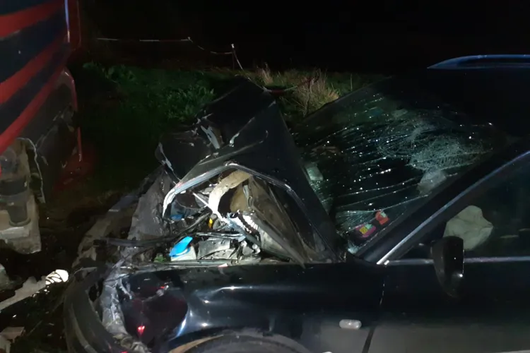   Accident între un autocamion și o mașină, în Cluj! Trei persoane au ajuns la spital - FOTO