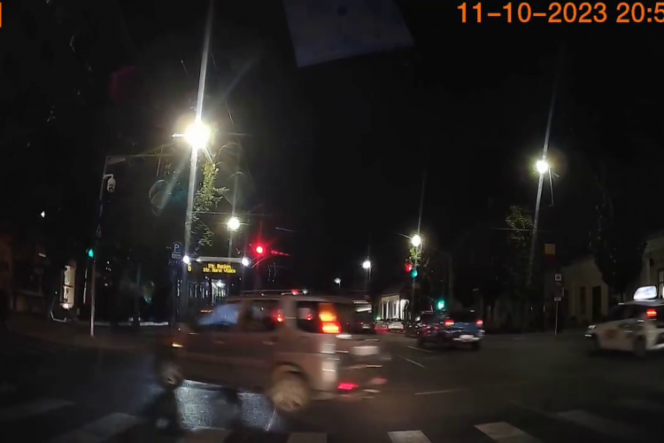 ”Rambo” la volan în Cluj țâșnește în fața unui autobuz, cu maximă inconștiență - VIDEO