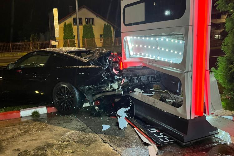 Accident cu muscle-car pe Calea Turzii, din Cluj! A făcut prăpăd la benzinărie - FOTO