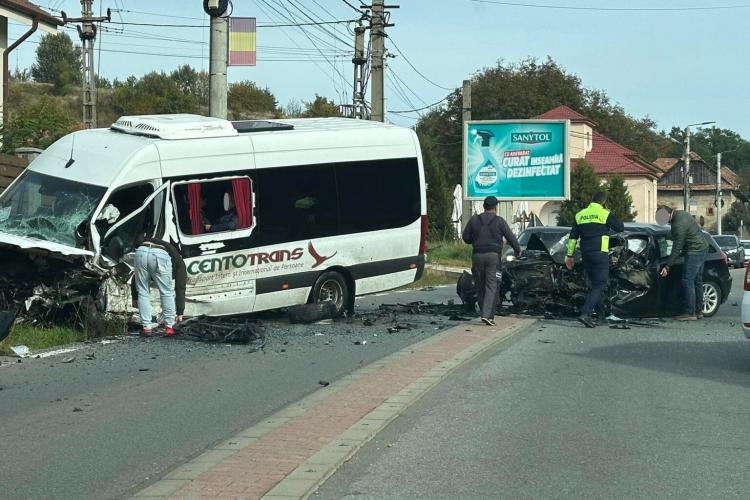 Accident grav în Feleacu! Un microbuz și o mașină, făcute praf în urma impactului violent, se intervine cu elicopterul SMURD