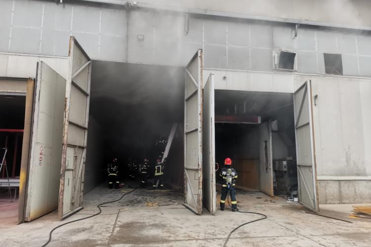 Incendiu în Cluj-Napoca, la un service auto de pe strada Beiușului  