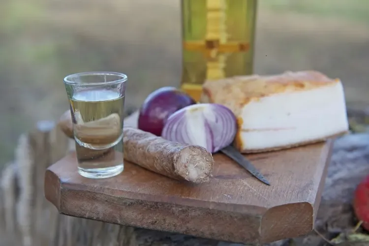 Pălinca românească se vinde la un preț exorbitant în SUA. Băutura este foarte apreciată de străini