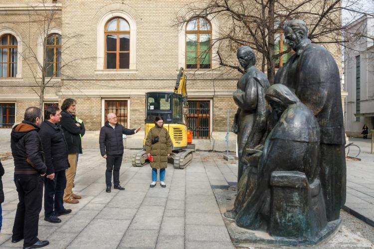 Cum va arăta Grupul statuar ”Școala Ardeleană” pe noul soclu! Va fi realizat din piatra preferată a primarului Emil Boc - FOTO