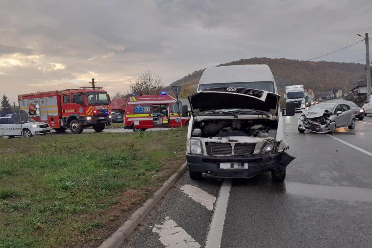 Accident în localitatea Bunești, Cluj! Un autoturism și o autoutilitară, făcute praf în urma impactului