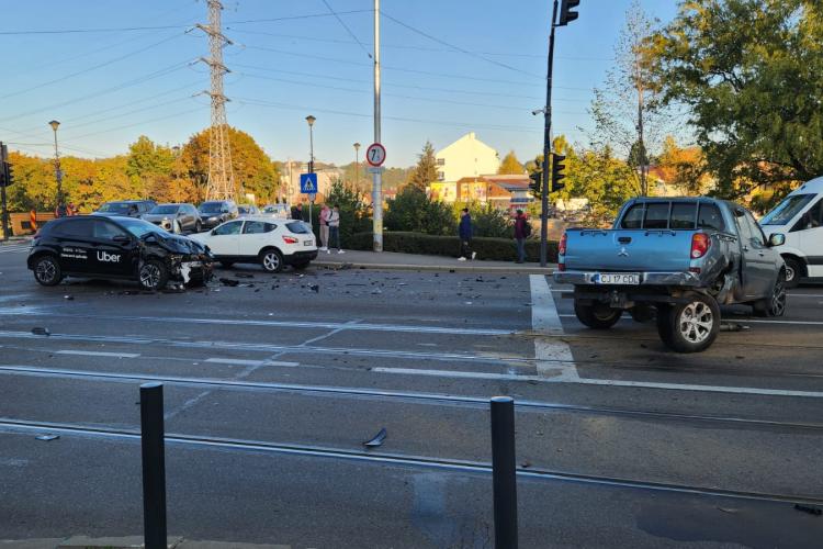 Un Uber s-a făcut praf în zona podului Garibaldi! ”Vin tot felul de șoferi în oraș, care nu cunosc zona!” - FOTO și VIDEO