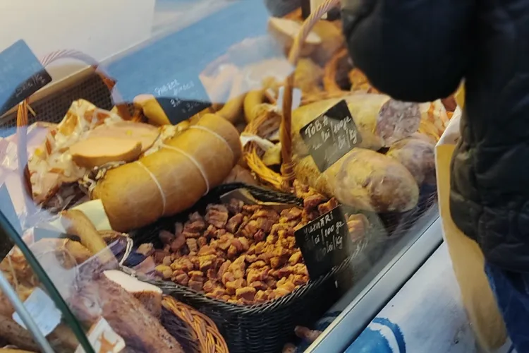 Cât costă 100 de grame de jumări, mâncarea săracilor, la Târgul din centrul Clujului - FOTO