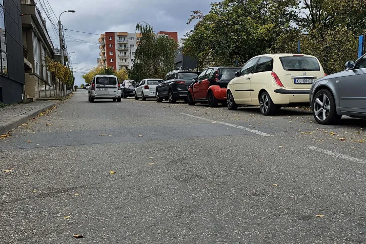 Strada pe care ”locuiește” Poliția Cluj e plină de mașini parcate neregulamentar: ”Nici Primăria, nici Poliția nu își face treaba” - FOTO