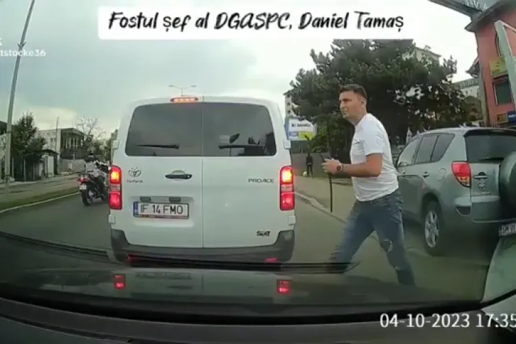 Fostul șef DGASPC Cluj, Daniel Tămaș, se face de râsu' lumii în Cluj pe Calea Turzii - VIDEO