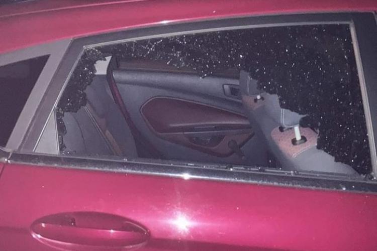 Un tânăr și-a găsit mașina vandalizată în Grigorescu! O persoană necunoscută i-a distrus geamul - FOTO  