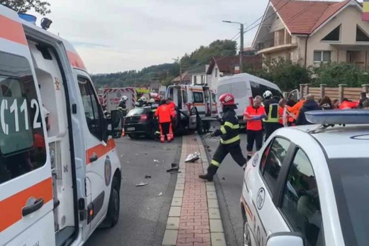 Cum s-a produs accidentul grav din Feleacu: Un șofer de 20 de ani a pătruns pe sensul opus de mers, 16 persoane au ajuns la spital
