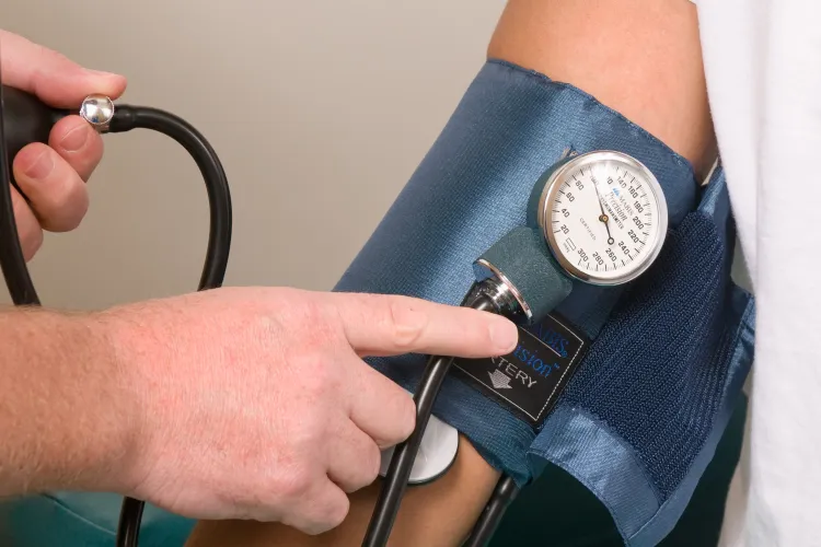 Consultații gratuite pentru persoanele de peste 40 de ani. Vezi lista serviciilor medicale incluse