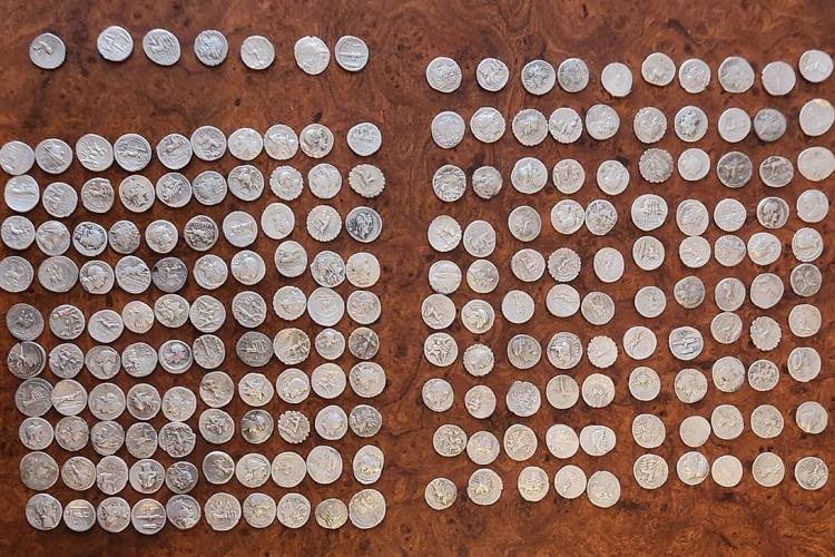Un bărbat a descoperit peste 400 de monede străvechi într-o comună din Ardeal. Va primi 30% din valoarea lor 
