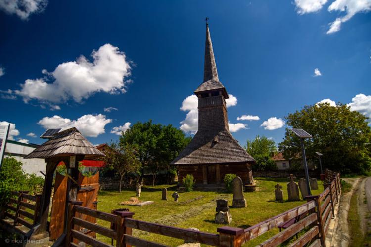 Minunata biserică de lemn din Apahida ”a adus” muntele în locul în care începe Câmpia Transilvaniei - FOTO