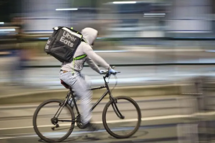 Clujenii cer o bandă de biciclete pe Observatorului pentru „nepalezii de la delivery”: „Circulă pe contrasens în goană nebună”