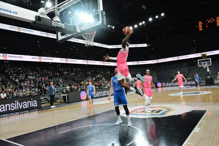 Victorie categorică pentru baschetbaliștii de la U-BT în meciul cu CSM Târgu Jiu. Clujenii au dominat la toate capitolele - FOTO 