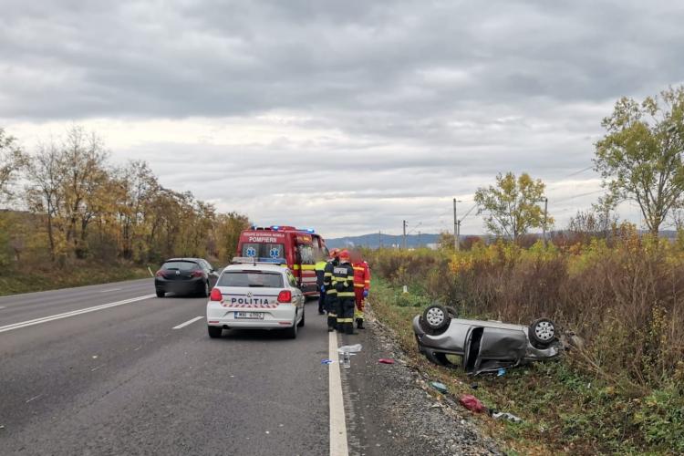 ACCIDENT în Jucu! O femeie a ajuns la spital după ce o mașină s-a răsturnat - FOTO