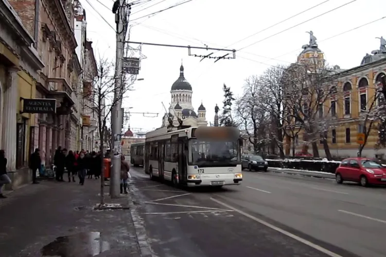 Clujean revoltat pe părinții care își aduc copiii cu mașina la școlile din centru: „N-au voie să facă un pic de mișcare sau să învețe orientare în spațiu”